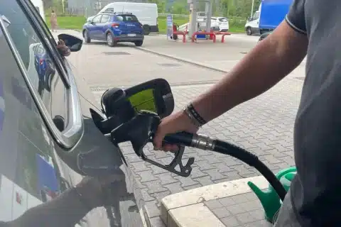 Caro benzina, gli italiani non rinunciano all’auto. Anche se costa fino a 300 euro al mese