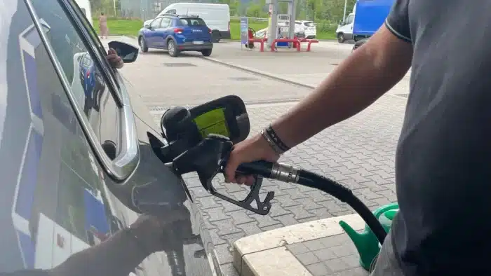 Caro benzina, gli italiani non rinunciano all’auto. Anche se costa fino a 300 euro al mese
