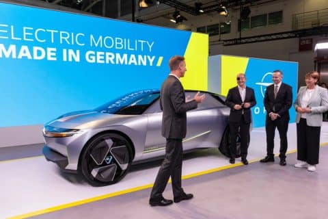 Il cancelliere tedesco Olaf Scholz visita lo stand Opel all'IAA Mobility