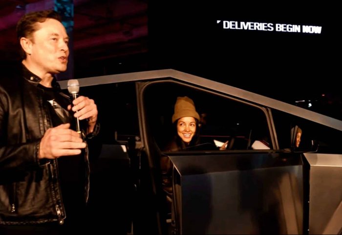Elon Musk consegna i primi Cybertruck ai clienti