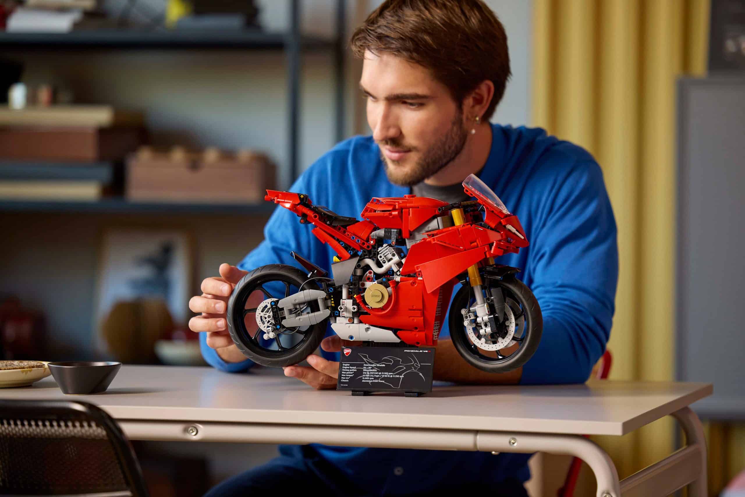 Lego Technic Ducati Panigale V4 S, la superbike prende forma con i mattoncini