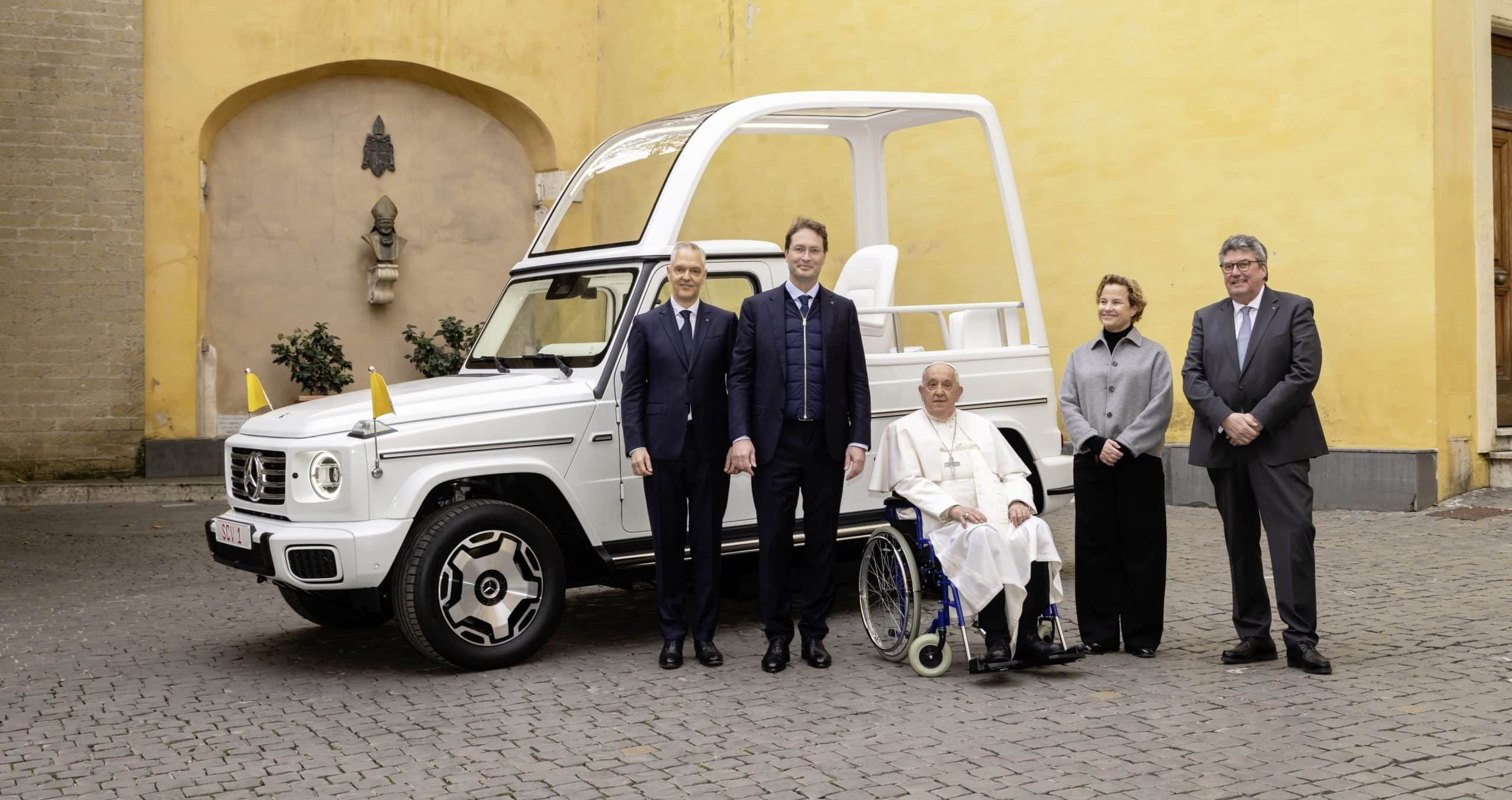 La prima Papamobile elettrica per Papa Francesco è una Mercedes Classe G 14