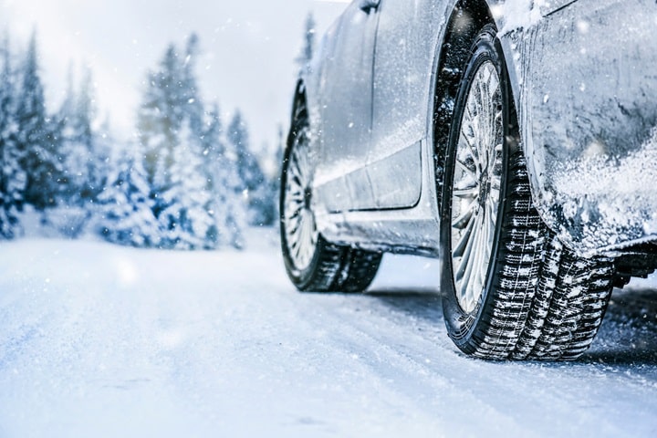 Vacanze di Natale, consigli per la guida in auto sulla neve