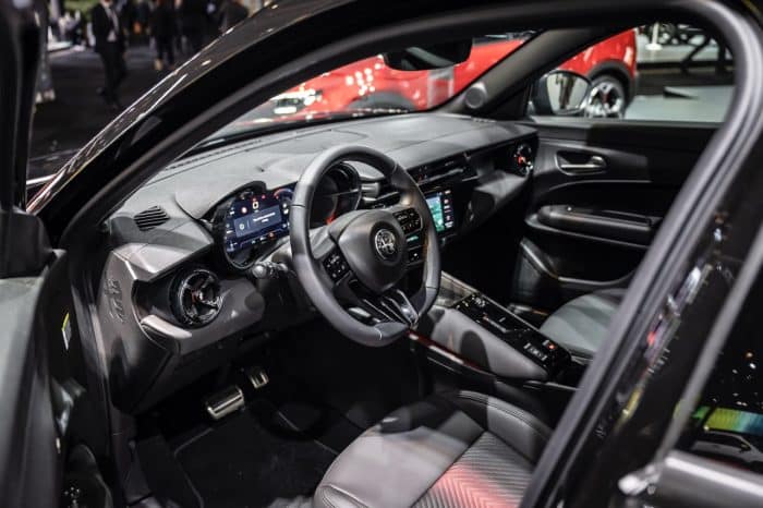 Alfa Romeo junior ibrida Q4 interior dimensioni grandi 700x466