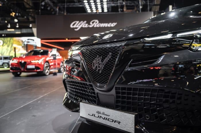 Alfa Romeo junior ibrida Q4 scudetto dimensioni grandi 700x466