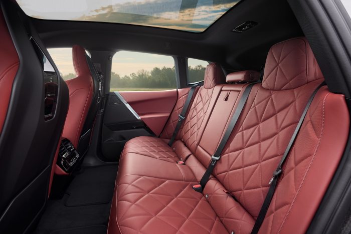 BMW iX xDrive60 18 1 700x467