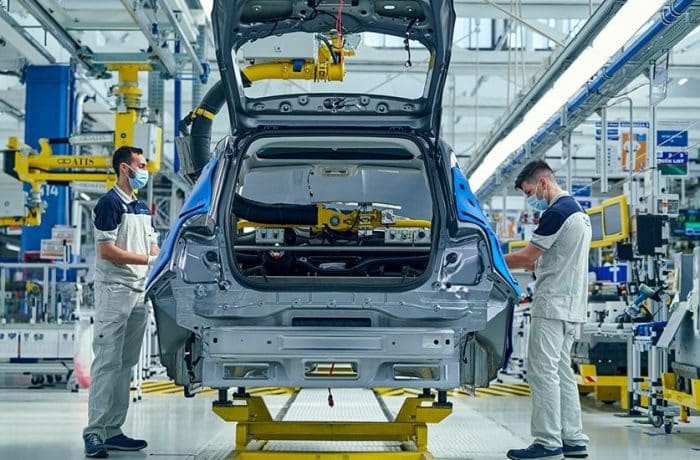 Nuova Fiat 500 ibrida, a Mirafiori partono i lavori 17 Fiat-500-futuro-elettrico-e-ibrido-a-Mirafiori-e1733811700980