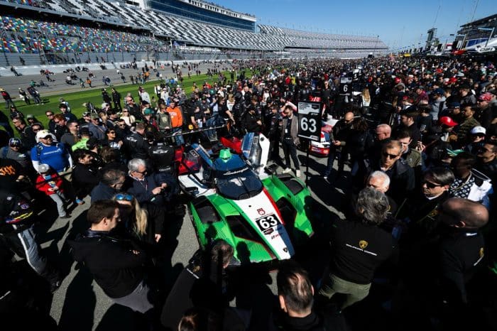 Lamborghini a Daytona guasto amaro vittoria sfuma sospensione ko 9 700x466