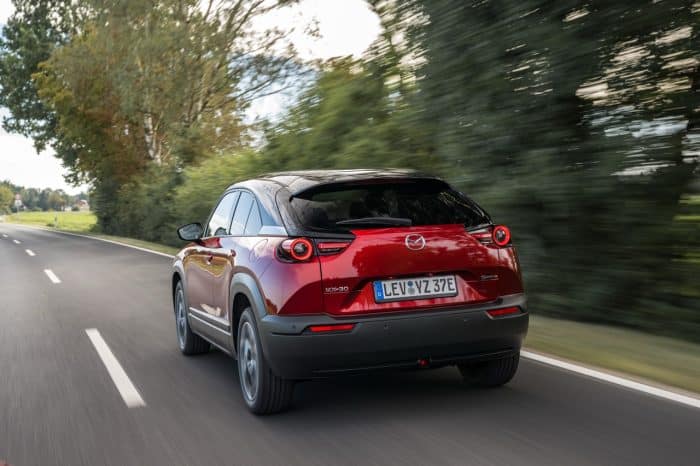 Mazda MX-30 e-Skyactiv R-EV 2025, eleganza rinnovata e tecnologia avanzata 3 Mazda MX 30 e Skyactiv R EV 2025 3 700x466