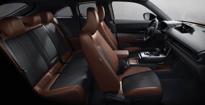 Mazda MX-30 e-Skyactiv R-EV 2025, eleganza rinnovata e tecnologia avanzata 4 Mazda MX 30 e Skyactiv R EV 2025 4 700x361