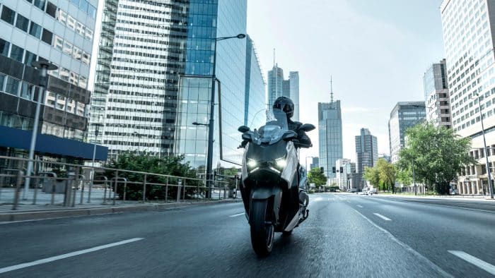 Yamaha XMAX 2025, innovazione e stile per gli scooter sportivi