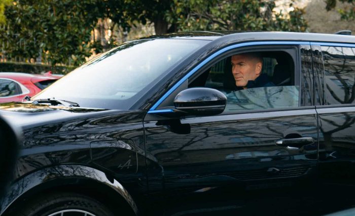 Alpine A290 la sportiva elettrica a Madrid con Zinedine Zidane 10 e1739868582434 700x426