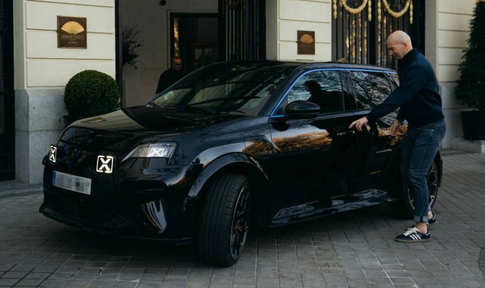 Alpine A290 la sportiva elettrica a Madrid con Zinedine Zidane 9 e1739868611855 700x416