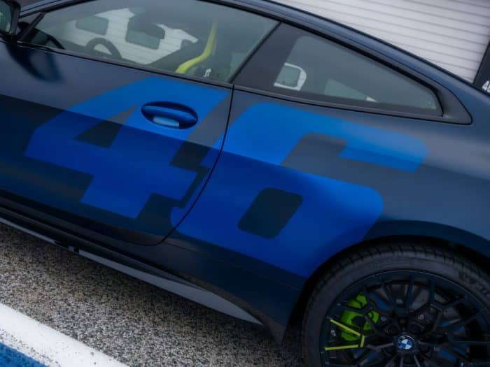 BMW M4 CS Edition VR46 celebra il mito di Valentino Rossi 70 700x525