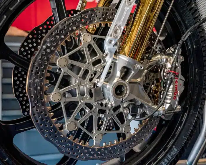 Brembo domina, 700 titoli dal 1975 e leadership negli impianti frenanti
