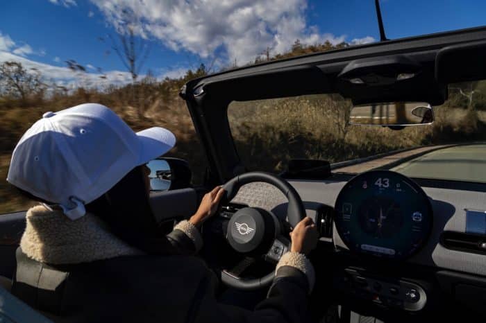 Mini Cabrio 2025 prova su strada 36 700x466