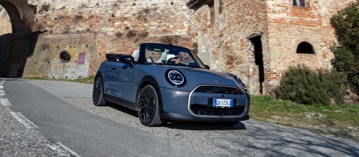 Mini Cabrio 2025 prova su strada 50 e1740316450164 700x307