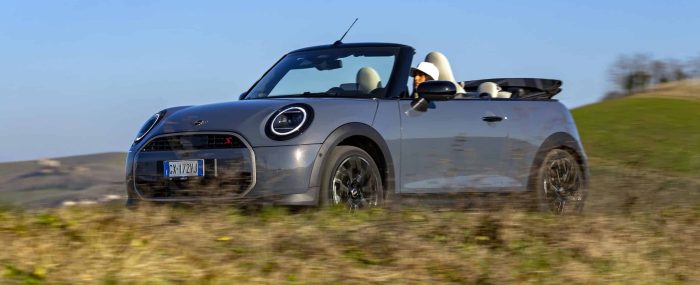 Mini Cabrio 2025 prova su strada 55 scaled e1740316379595 700x285
