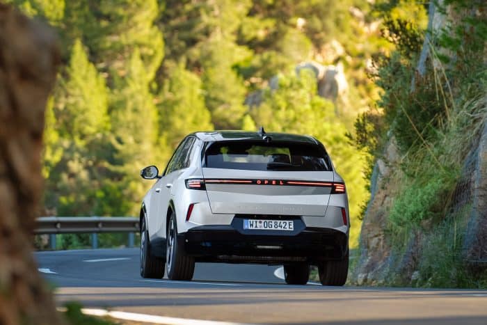 Nuovo Opel Grandland PHEV, prova della ibrida alla spina da 1.000 km 5 Nuovo Opel Grandland PHEV 2025 4 700x467