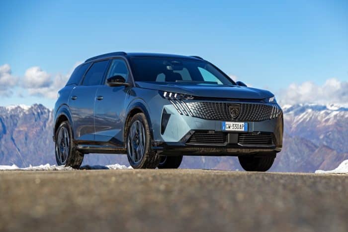 Peugeot E 5008 le caratteristiche del Suv elettrico da famiglia a 7 posti 95 700x466