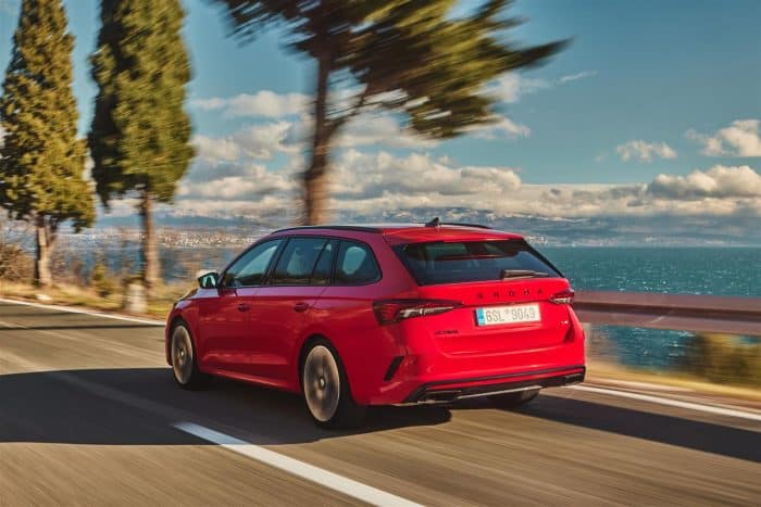 Skoda Kodiaq RS e Octavia RS 2025, turbo benzina con grinta da vendere 4 Skoda Kodiaq RS e Octavia RS 2025 turbo benzina con grinta da vendere 5 700x467