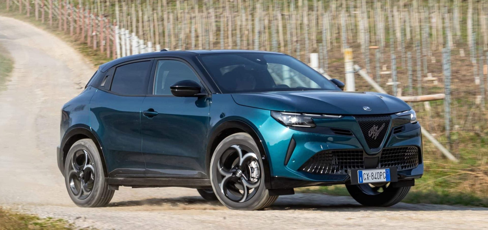 Alfa Romeo Junior ibrida Q4 prova su strada 18 scaled e1745946303216 1920x908