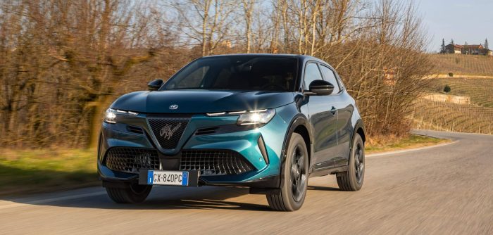 Alfa Romeo Junior ibrida Q4 prova su strada 7 scaled e1743599232284 700x334