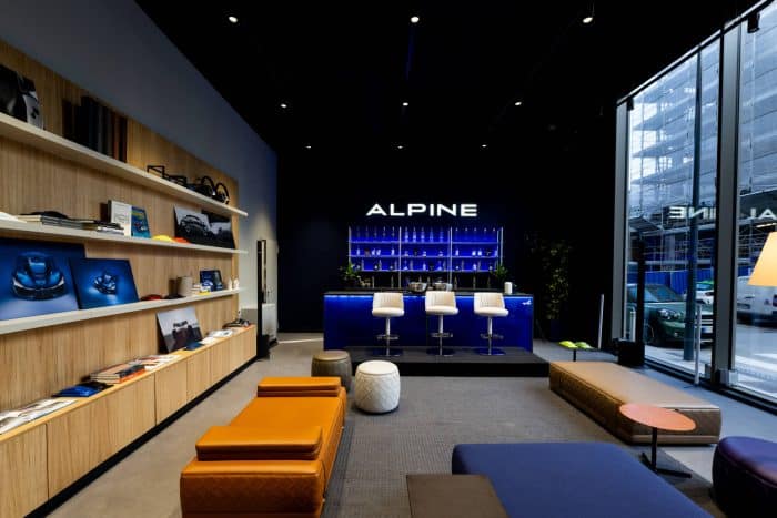 Atelier Alpine A290 Lounge esclusivita e sportivita francesi nel centro di Milano 4 700x467