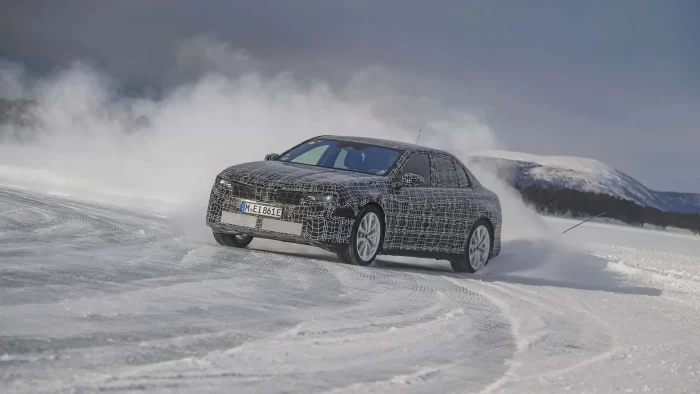 BMW i3 berlina elettrica 2027 8 700x394