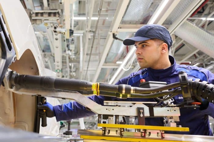 BMW iX3 avviata la produzione della elettrica a Debrecen 3 700x467