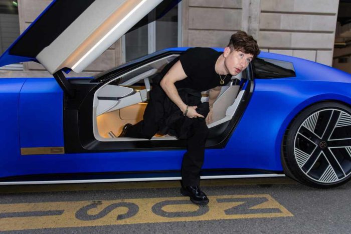 Jaguar Type 00 eleganza a sorpresa alla Fashion Week di Parigi 12 700x467