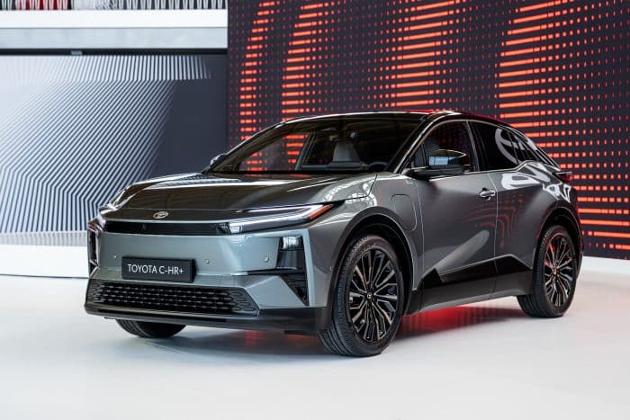 Nuovo Toyota C HR svolta elettrica nel 2025 2 700x467