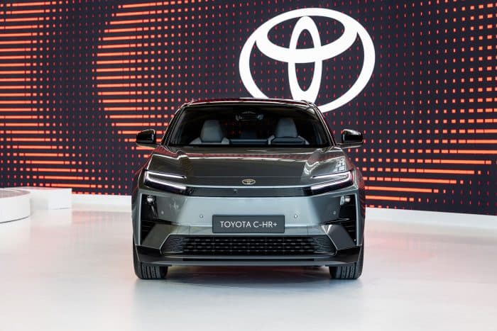 Nuovo Toyota C HR svolta elettrica nel 2025 3 700x467