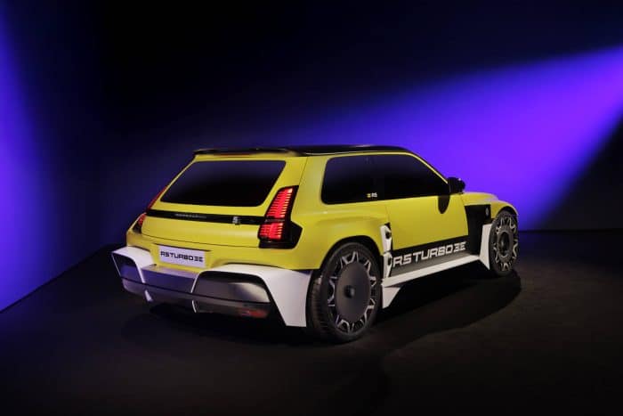 Nuovo Renault 5 Turbo 3E riscrive le regole con 540 cv elettrici in 4 metri 6 Renault 5 Turbo 3E 4 700x467