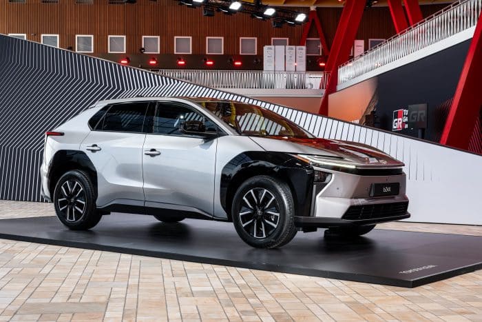 Toyota bZ4X si aggiorna lelettrica ricarica piu veloce piu potenza e autonomia 8 700x467