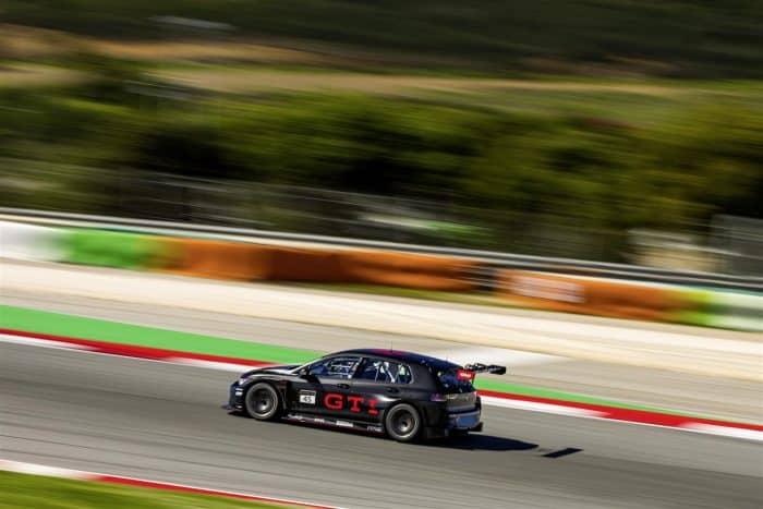 Volkswagen celebra Golf GTI al Nurburgring con una anteprima mondiale 3 700x467