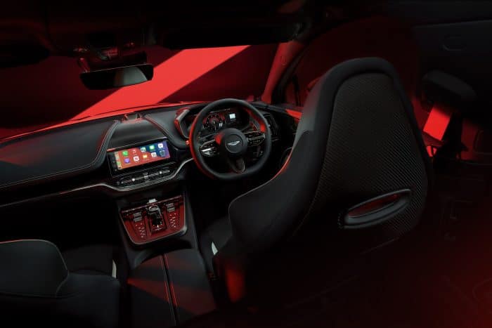 Aston Martin DBX S potenza a 727 cavalli 9 700x467