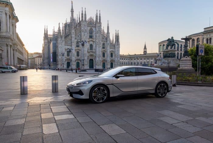Denza Z9 e cinema, il potere cambia auto nel film di Sorrentino 3 DENZA debutta a Milano con auto innovative Z9GT e D9 10 4 700x471