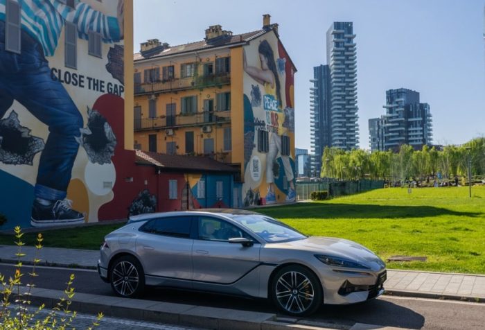 Denza Z9 e cinema, il potere cambia auto nel film di Sorrentino 4 DENZA debutta a Milano con auto innovative Z9GT e D9 13 5 e1765865312701 700x476