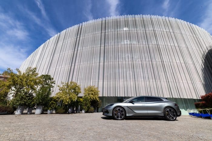 Denza Z9 e cinema, il potere cambia auto nel film di Sorrentino 5 DENZA debutta a Milano con auto innovative Z9GT e D9 14 5 700x467