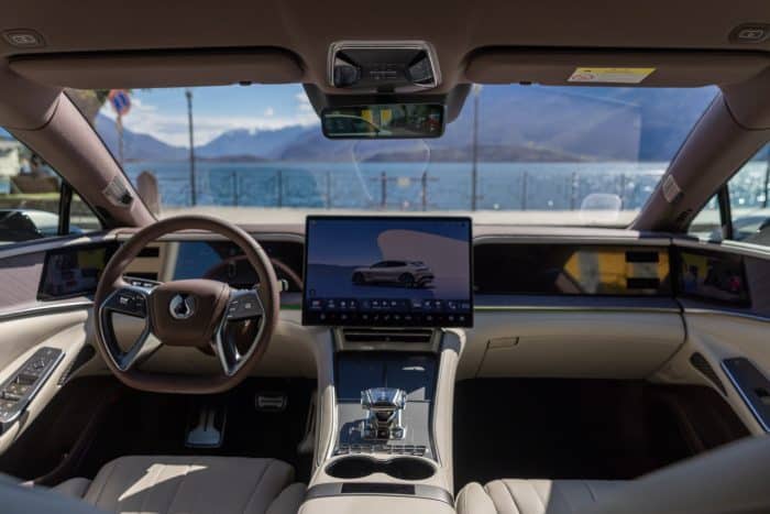 DENZA debutta a Milano con auto innovative Z9GT e D9 8 3 700x467