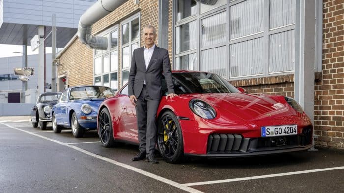 Fenomenale Porsche celebrati i 75 anni di produzione a Zuffenhausen stabilimento fabbrica 1 700x394