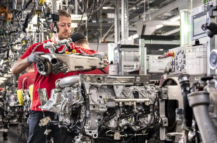 Draghi bacchetta la UE "Il 2025 dell'auto si basa su presupposti non validi" 4 Fenomenale Porsche celebrati i 75 anni di produzione a Zuffenhausen stabilimento fabbrica 16 scaled e1758041953896 700x461