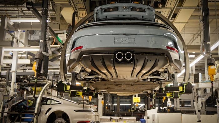 Clamoroso, auto termiche oltre il 2035. UE fissa il limite riduzione emissioni al 90% 5 Fenomenale Porsche celebrati i 75 anni di produzione a Zuffenhausen stabilimento fabbrica 17 700x394