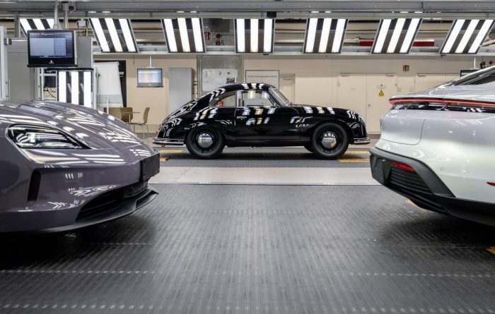 Fenomenale Porsche celebrati i 75 anni di produzione a Zuffenhausen stabilimento fabbrica 23 scaled e1743597717200 700x445