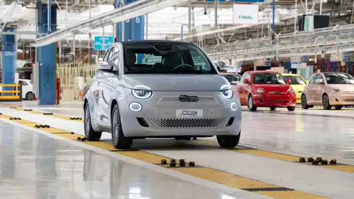 La minaccia di TE 22Produzione auto dimezzata in Italia nel 2030 se non si punta sullelettrico22 700x394
