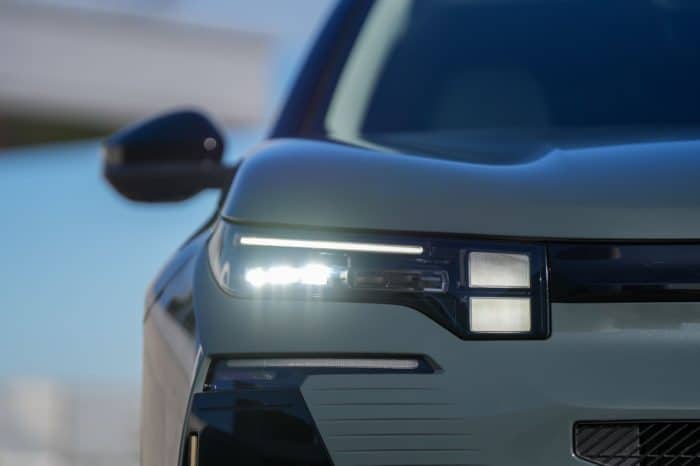 Nuovo Citroen C5 Aircross, più spazioso, ibrido ed elettrico 4 Nuovo Citroen C5 Aircross 2025 76 700x466