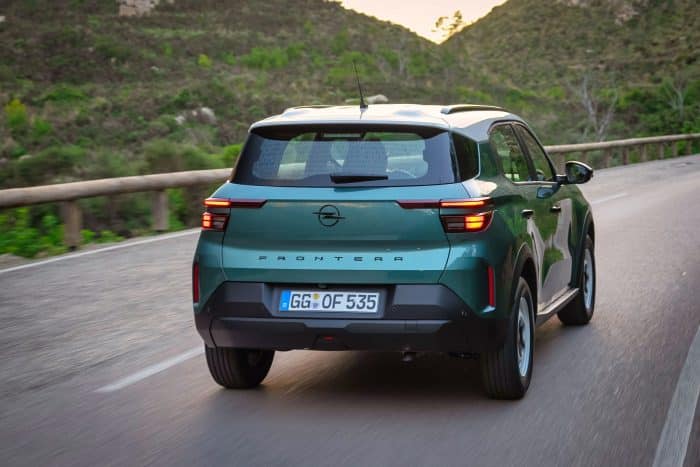 Opel Frontera Hybrid, prova. Spazio, sostanza e prezzo speciali 9 Opel Frontera Hybrid prova su strada 13 700x467