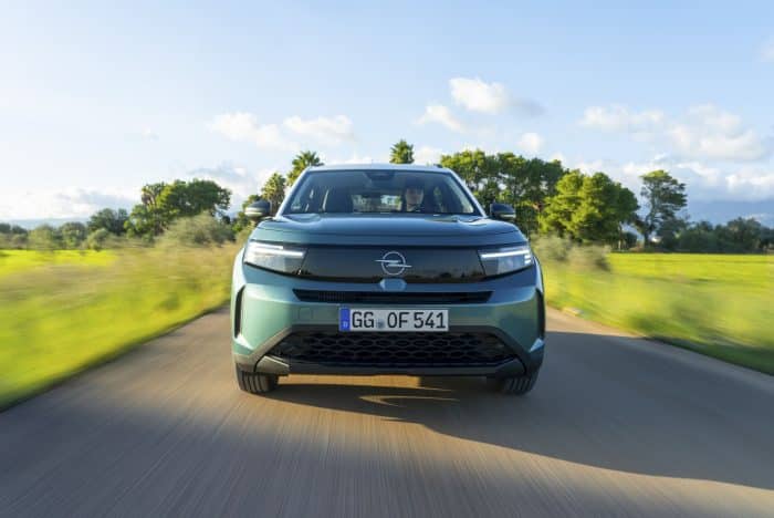 Opel Frontera Hybrid, prova. Spazio, sostanza e prezzo speciali 3 Opel Frontera Hybrid prova su strada 15 700x468