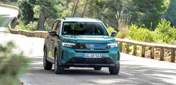 Opel Frontera Hybrid, prova. Spazio, sostanza e prezzo speciali 7 Opel Frontera Hybrid prova su strada 2 e1743700896515 700x338